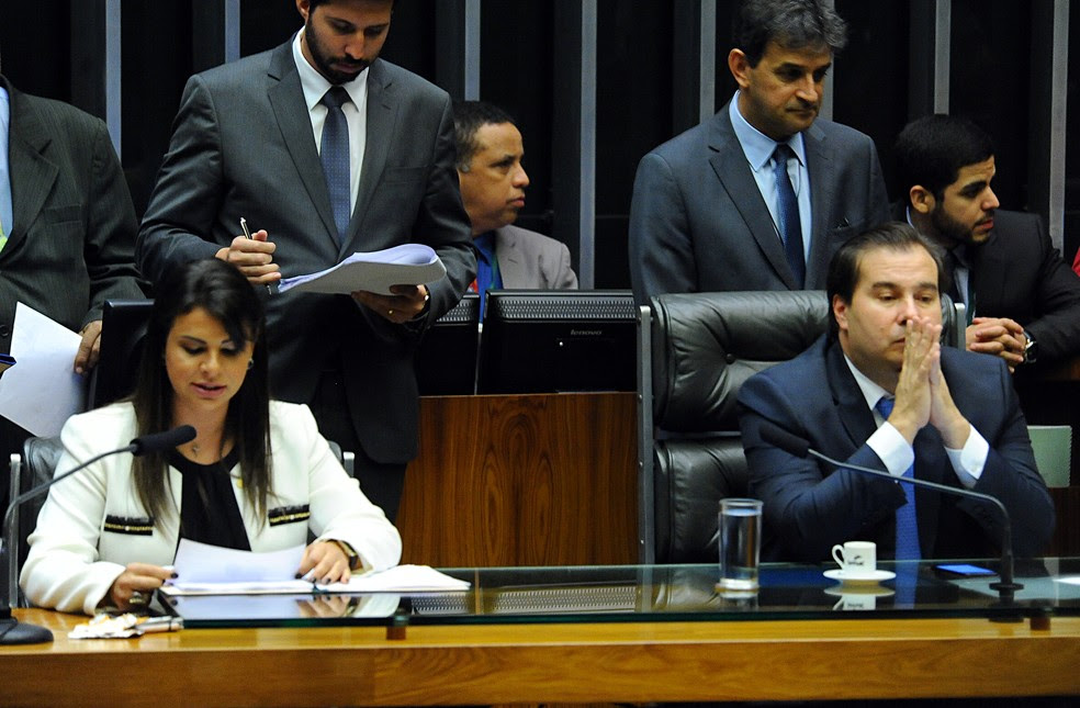 Ao lado do presidente da Câmara, Rodrigo Maia (DEM-RJ), a deputada Mariana Carvalho (PSDB-RO) fez a leitura em plenário da denúncia contra o presidente Michel Temer (Foto: Luis Macedo/Câmara dos Deputados)
