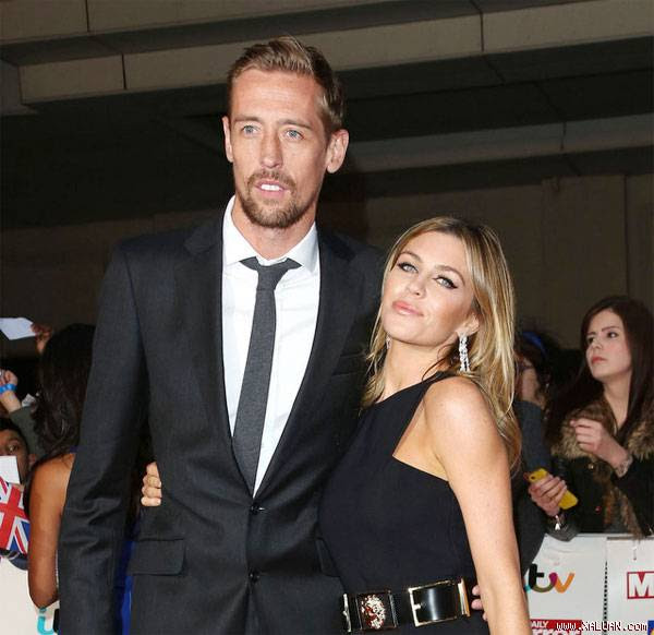 Vợ chồng Crouch gắn bó hơn 10 năm và có hai cô con gái xinh xắn. Ảnh: Sun.