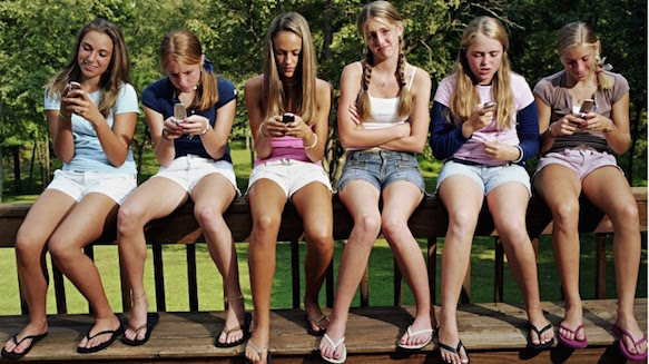Girls-on-mobile-phones-004