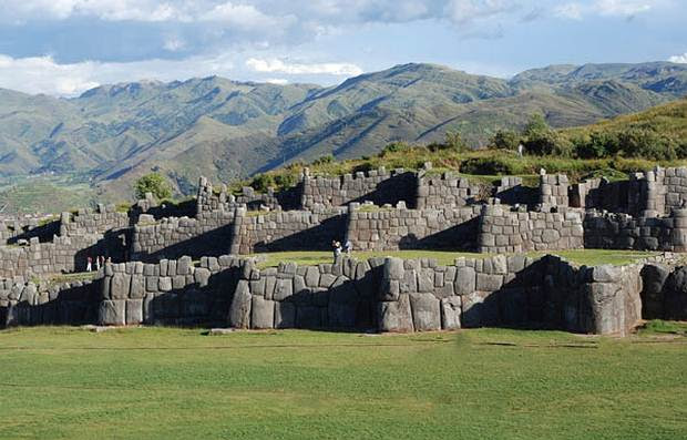 El espacio que abarcan las construcciones de Sacsayhuamán es particularmente grande; lo que más llama la atención son los tres muros de piedra que sugieren la figura de la fortaleza.