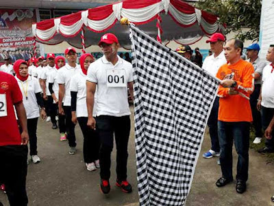 Ambon, Malukupost.com - Gubernur Maluku, Said Assagaff melepas 403 regu peserta lomba gerak jalan cepat tepat dalam rangka memperingati HUT Republik Indonesia (RI) ke 72, 17 Agustus 2017 serta menyongsong HUT Provinsi Maluku ke 72 pada 19 Agustus 2017 dan HUT Kota Ambon ke 442, 7 September 2017. 403 regu tersebut terdiri dari unsur pimpinan SKPD lingkup pemerintahan kota Ambon, kepala sekolah dan para guru SD dan SMP serta jajaran pemerintahan Desa dan Kelurahan di Kota Ambon masing-masing regu menyertakan 11 orang perwakilan.