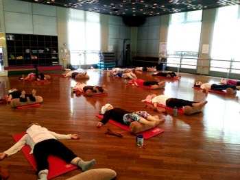 言葉の誘導力に磨きをかけ ヨガスタジオや会社ヨガで活動しています