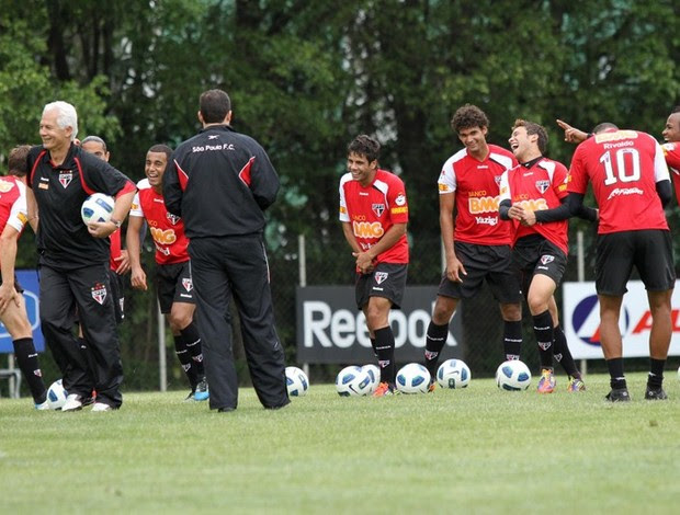 Leão e os jogadores sorriem durante o treino desta terça (Foto: João Neto / Vipcomm)