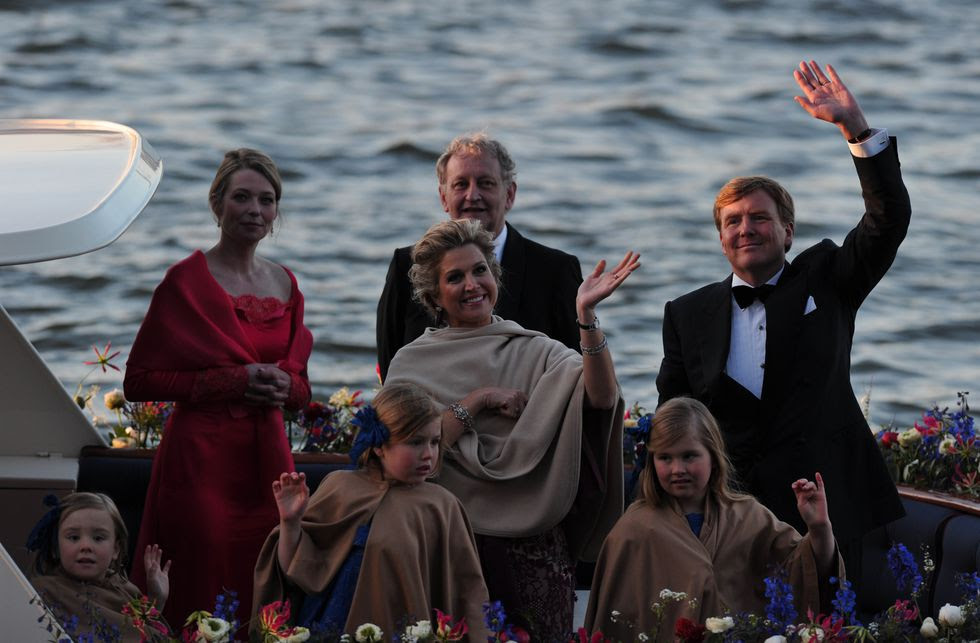 Burgemeester Van der Laan en zijn vrouw samen met het nieuwe koninklijke paar en hun kinderen tijdens de Koningsvaart.