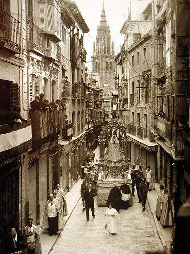 Procesión de la Virgen del Sagrario en la Calle Comercio (Toledo) tras el final del Asedio al Alcázar