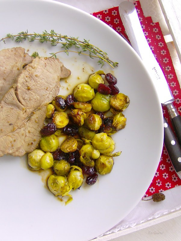 Coles de bruselas con cramberries, asadas al balsámico