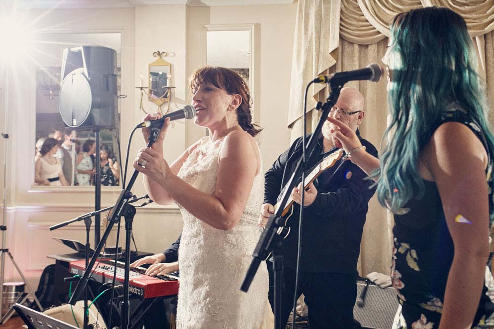 bride singing with her band at Stoke-by-Nayland Golf Club - www.helloromance.co.uk