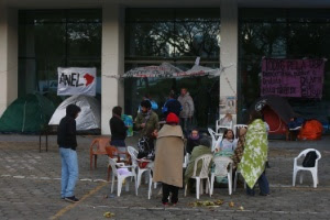 6.ago.2014 - Funcionários da USP continuam acampados em frente ao prédio da reitoria, na Cidade Universitária