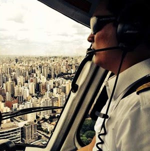 Thomaz Alckmin pilotando em foto publicada no Instagram da mulher dele (Foto: Reprodução/Instagram)