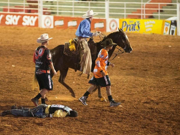 Cowboy cuiabano sofre traumatismo craniano após queda na arena de Barretos