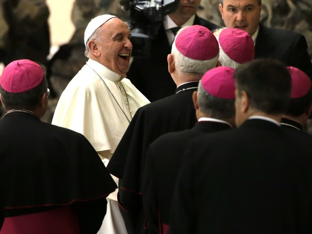 Papa Francisco ri durante a audiência-geral do Vaticano nesta quinta-feira (30) (Foto: Andrew Medichini/AP)