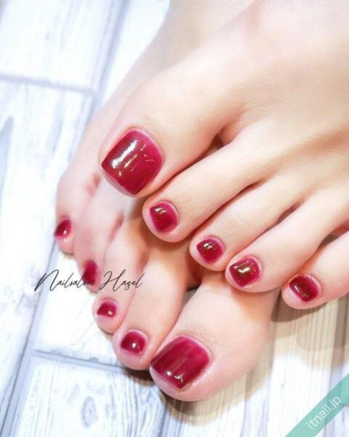 どの色にする 単色フットネイル なりたい印象で選ぶ10のカラー コスメニュース びぃらぼ