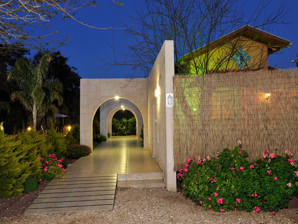 פתאום כתום בבוסתן הגליל 052-3750569 -- Zimmer