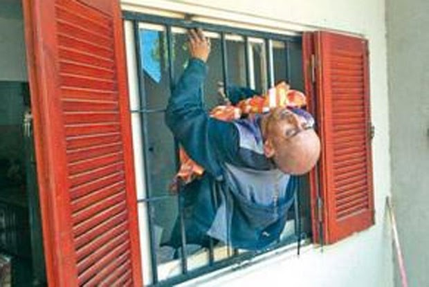 Ladrão ficou entalado em janela ao tentar roubar casa na Argentina (Foto: Reprodução/Twitter)