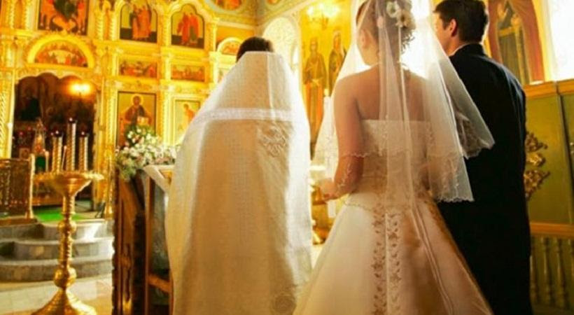 Παπάς πλάκωσε στο ξύλο τον κουμπάρο την ώρα του γάμου