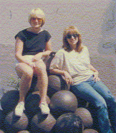 Roxanne is the blonde on the left, Linda is the redhead on the right