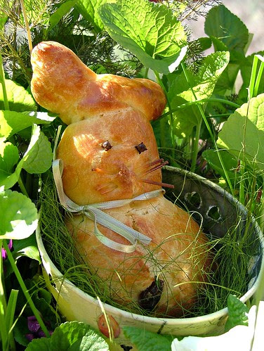 easterbunny in a flowering pot1