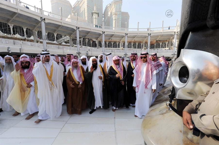 أمير منطقة مكة المكرمة يتشرف بغسل الكعبة المشرفة