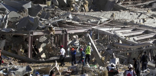 Equipes de resgate trabalham em meio a destroços de maternidade destruída por uma explosão de gás, na Cidade do México