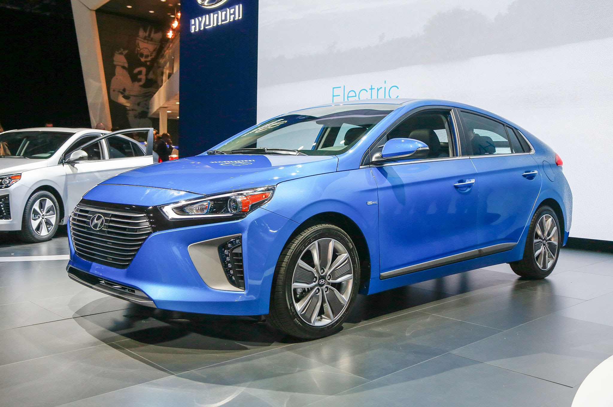 2017 Hyundai Ioniq Hybrid front three quarter