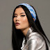 Comment Mettre Bandana Tendance Femme Language:fr - Quel type de bandeau cheveux pour votre coiffure : Mettre la pointe qui forme un angle droit (le troisième coin du tissu triangulaire au motif paisley) au niveau du menton.