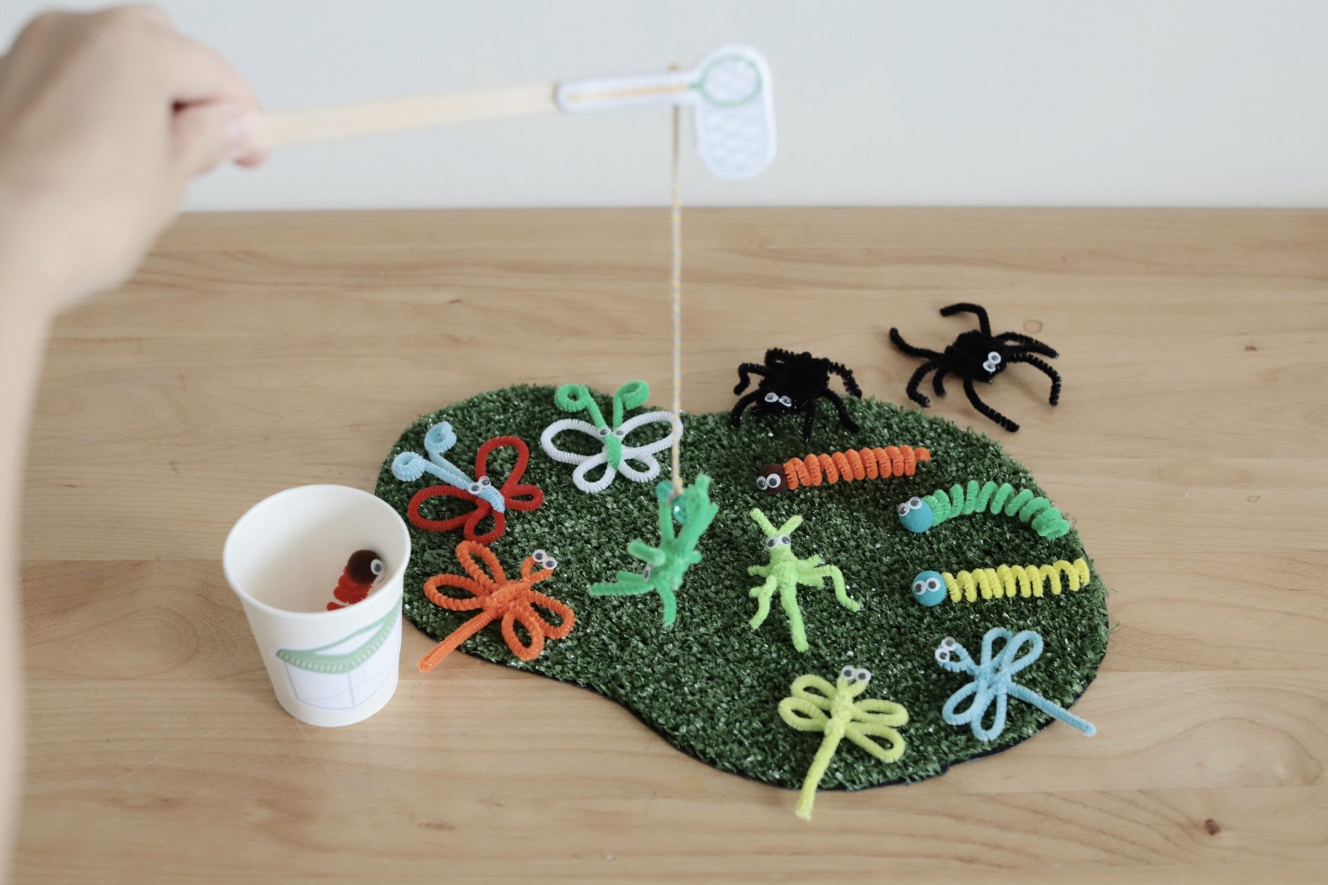 カラーモールとマグネットを使って おうちで涼しく虫取りあそび つづる