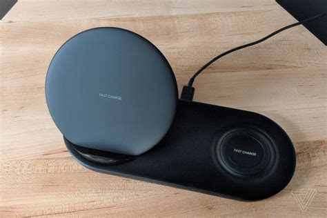 Mcdodo »magnetisch wireless fast charging qi ladegerät powerbank 20w 10000mah magsafe« wireless charger, weiß. Samsung made a fast new dual wireless charger that props