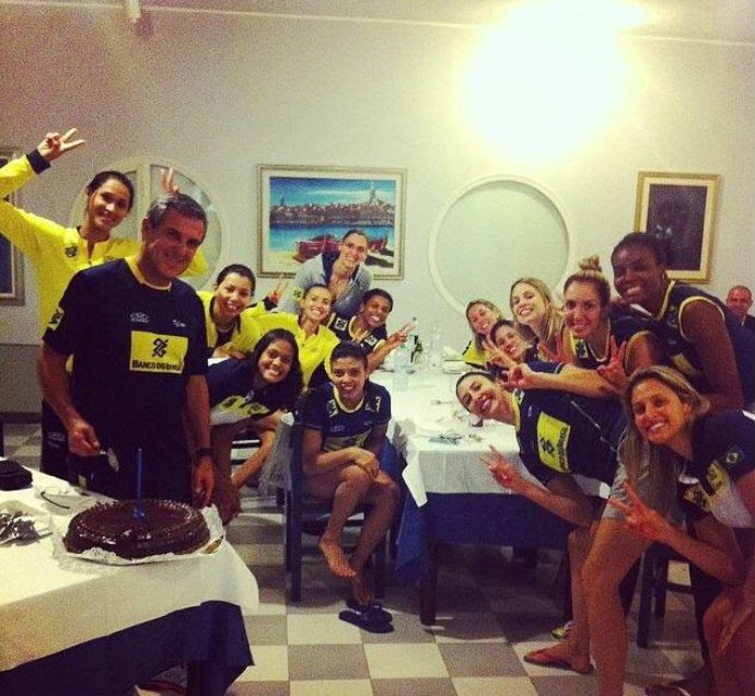 José Roberto Guimarães ganhou um bolo surpresa da delegação do Brasil (Foto: Reprodução/Facebook)