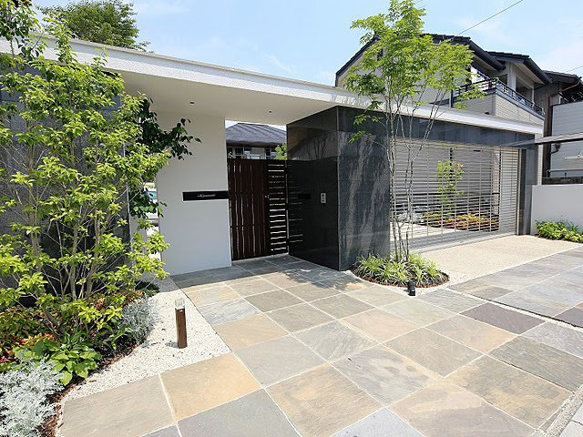 天然石のアプローチが誘う和モダン外構 D S Casa タカショー リフォームガーデンクラブ