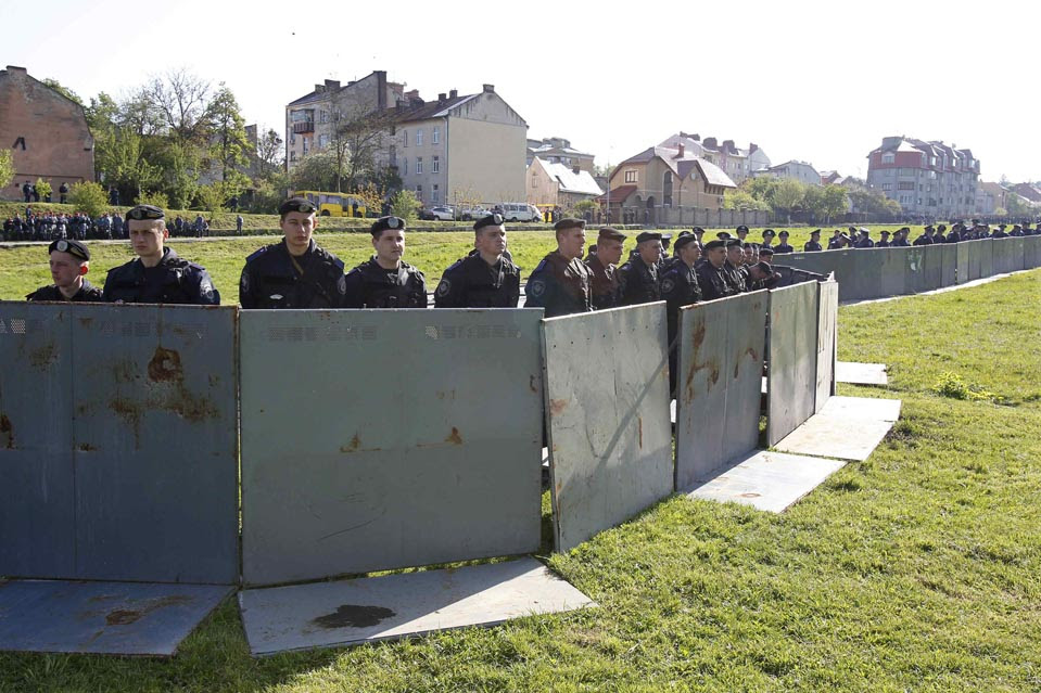 POLICE BARRICADE