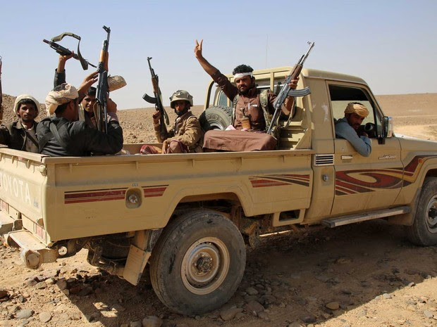 Homens de tribos iemenitas dos Comitês de Resistência Popular, em apoio à Arábia Saudita (Foto: Abdullah al-Qadry / AFP Photo)