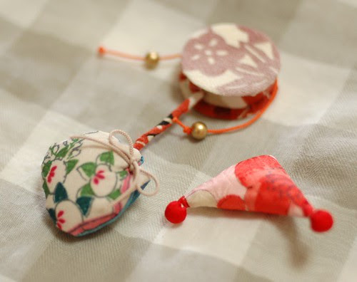 Den-den daiko, triangle and drawstring bag