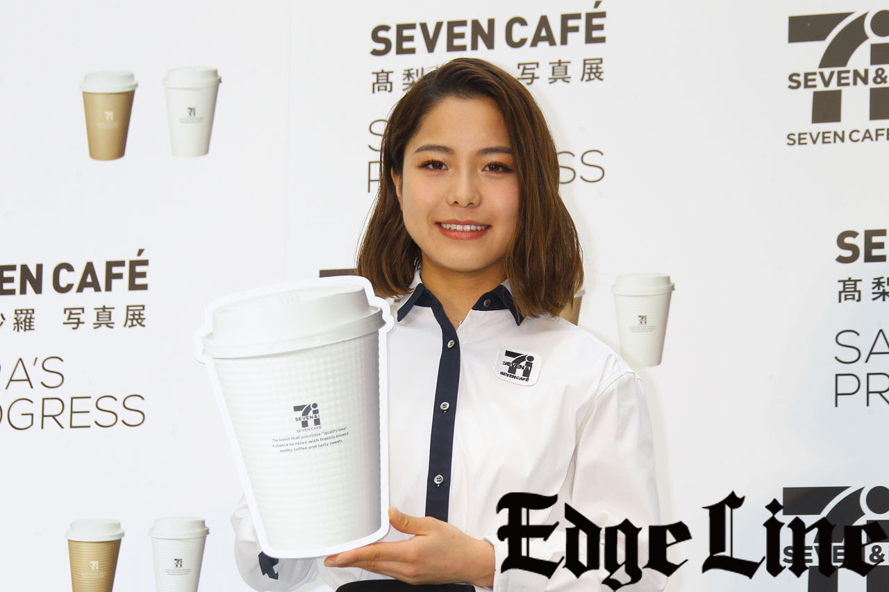高梨沙羅選手カフェ店員風な衣装で登場 自分の肖像入り特大ケーキプレゼントに 恥ずかしいです 苦笑