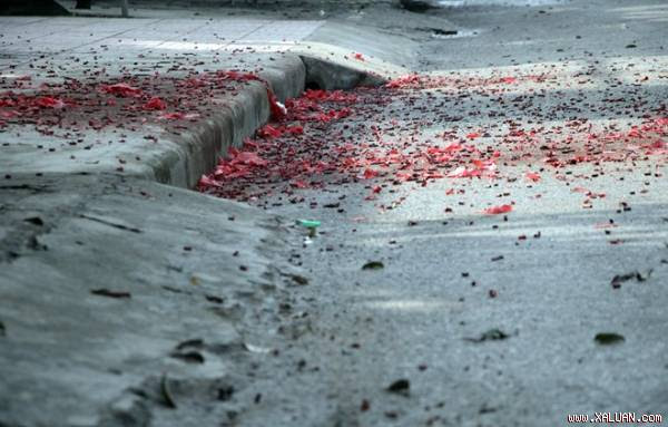 Xác pháo đỏ đường ở khối 4, thị trấn Tây Sơn, huyện Hương Sơn, Hà Tĩnh.