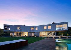 This Brawny Three-Pronged House Remixes the Suburban Yard