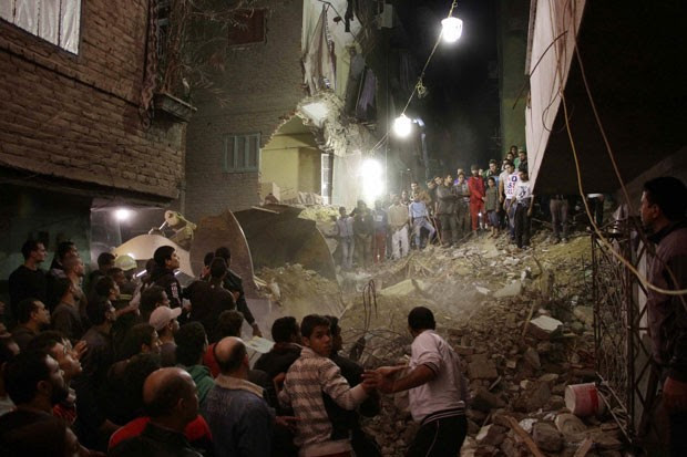 Pelo menos 10 pessoas morreram em desabamento de prédio no Cairo nesta terça-feira (25) (Foto: Ahmed Abdel Fattah, El Shrouk Newspaper/AP)