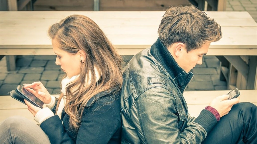 couple texting