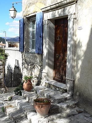 jolie entrée de maison à Tourette.jpg