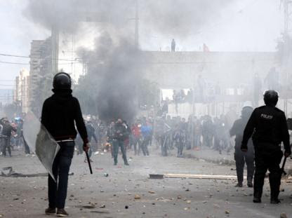 Continuano le proteste e le mobilitazioni 6 anni dopo le grandi manifestazioni di piazza che costrinsero l’allora presidente Ben Alì alla fuga. In particolare a Kasserine, città da cui è […]