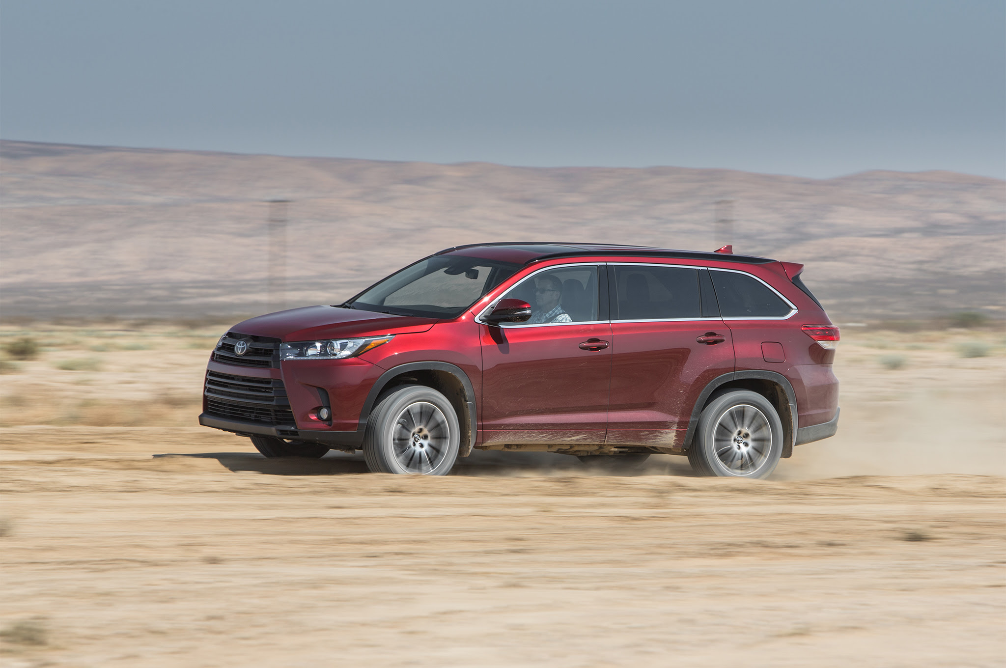 2017 Toyota Highlander SE AWD side in motion