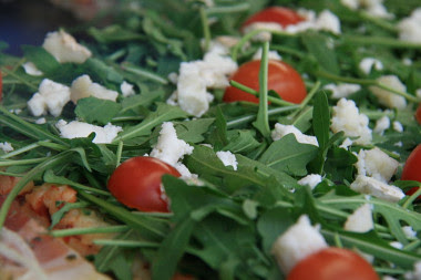 <p>La rúcula es un ingrediente habitual en pizzas y ensaladas. / <a href="https://commons.wikimedia.org/wiki/File:Eruca_sativa_-_Pizza.JPG" target="_blank">Tamorlan</a></p>