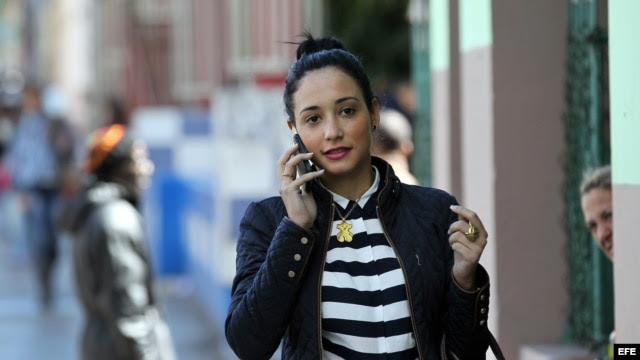 Una mujer habla por su teléfono celular en La Habana.