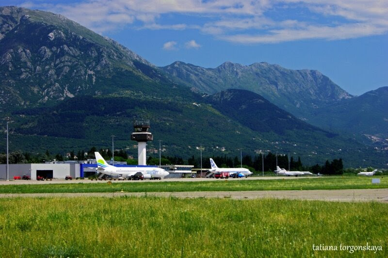 Самолеты в тиватском аэропорту