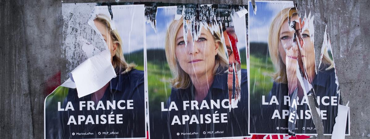 Des affiches de Marine Le Pen, le 23 février 2017 près de Lyon (Rhône).
