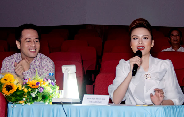 con-trai-diem-huong-ngo-nghinh-di-su-kien-cung-me-6