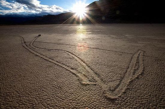 The Mysterious Sailing Stones of Death Valley (49 pics)