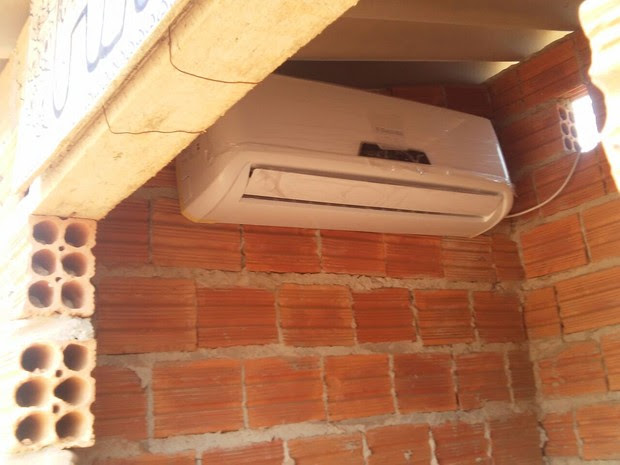 Homem instala ar-condicionado em casa de cadela de estimação no TO