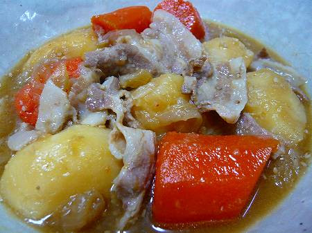 まずはプシュッ ビール片手に作る料理 業務スーパーの 焼肉のたれ まろやか醤油 を使って 豚バラ じゃがいも 人参 玉ねぎの煮物