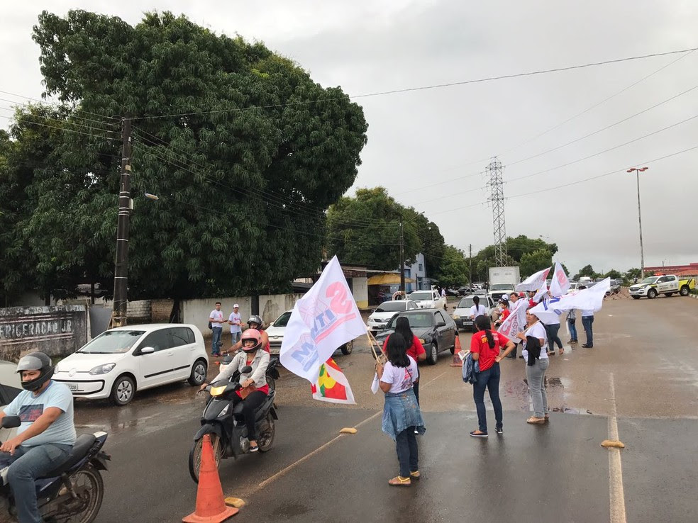 Manifestantes bloqueiam Avenida Venezuela, em Boa Vista (Foto: Inaê Brandão/G1 RR)