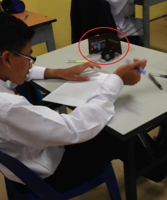 Foto orang tua pelajar di dompet